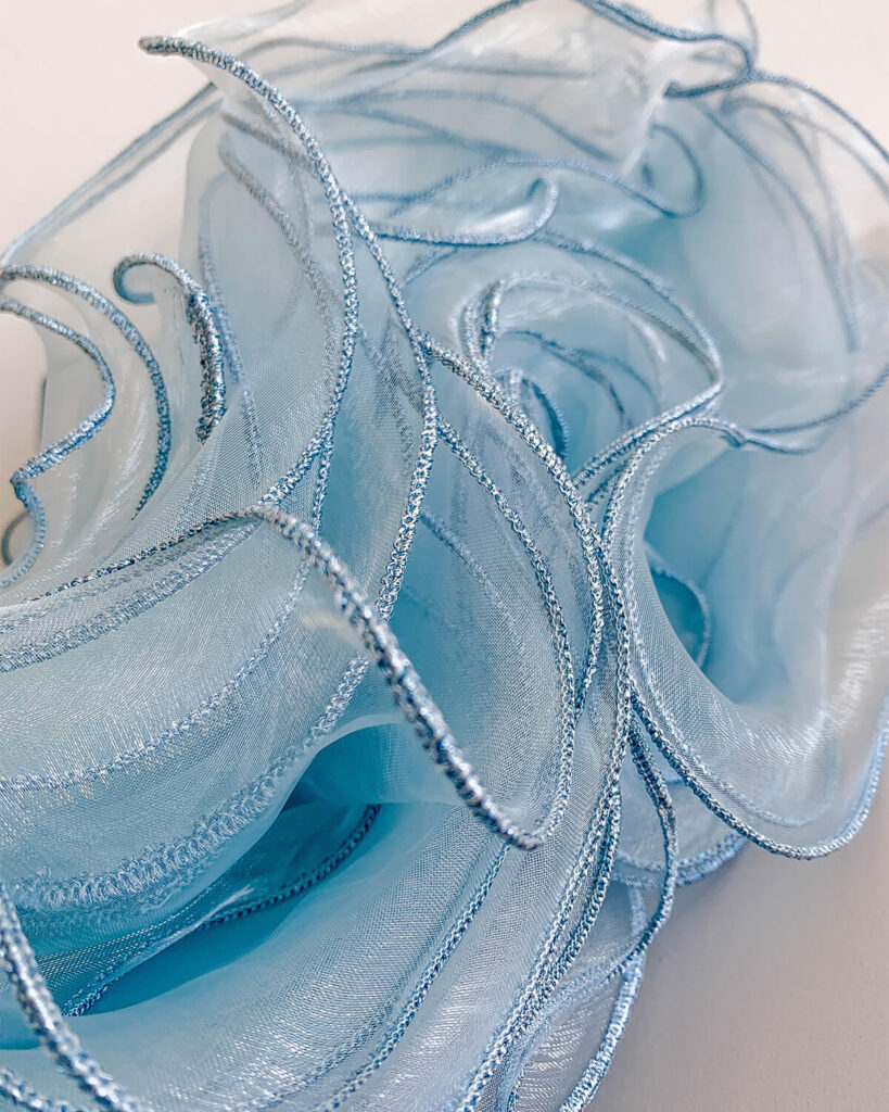 Ein Rollsaum bildet den Saumabschluss bei diesem Organza-Tellerrock
