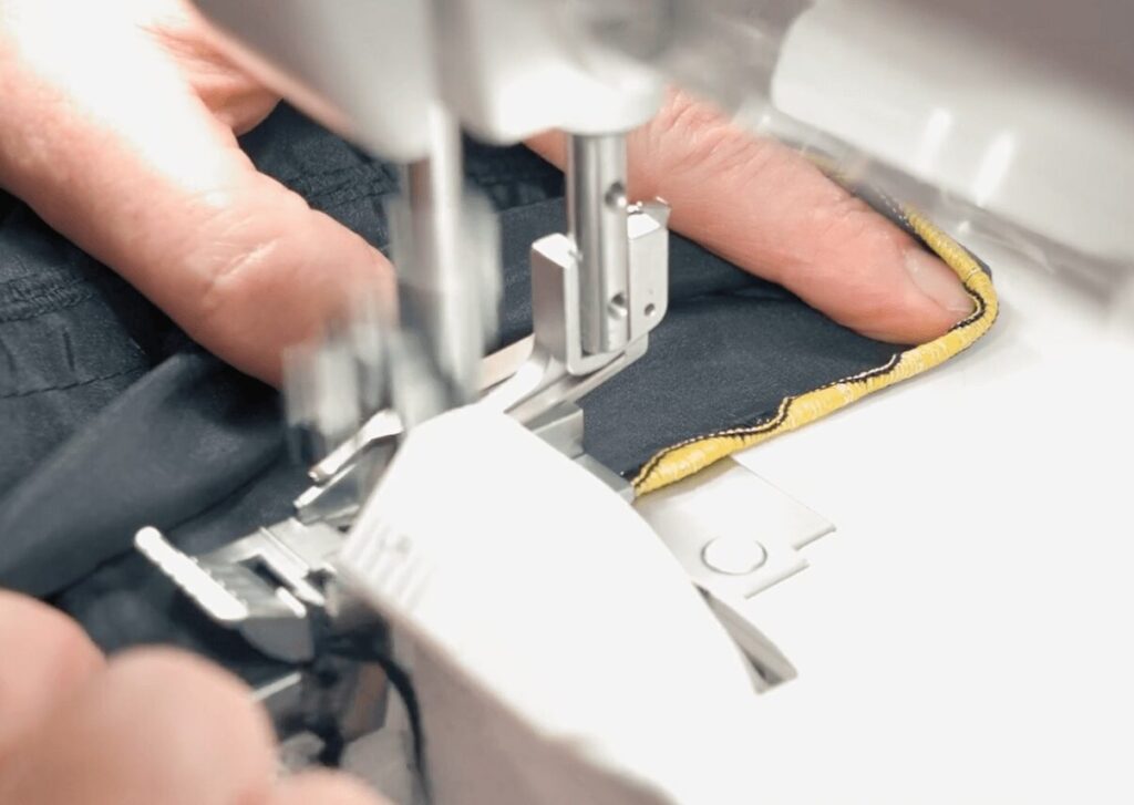 Verzierung von Stoff mit einer baby lock Maschine und Metallicgarn sowie der Wave-Naht